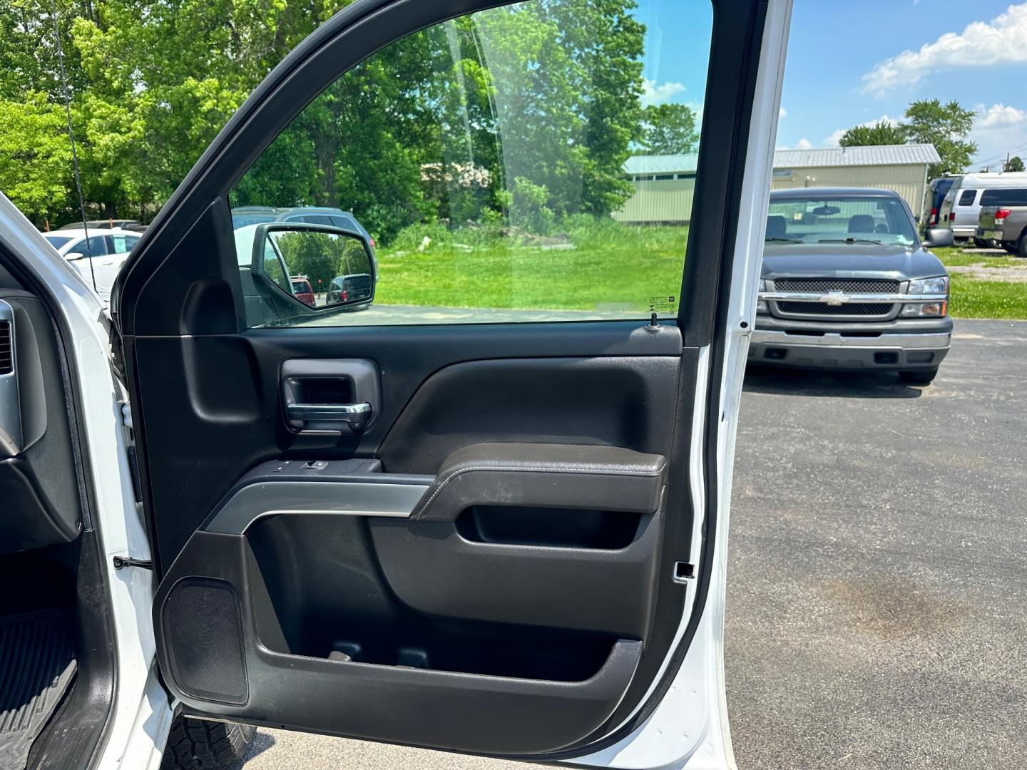 2017 White /Black Chevrolet Silverado 1500 LT (1GCVKREH5HZ) with an 4.3L V6 OHV 12V engine, 6-Speed Automatic transmission, located at 11115 Chardon Rd. , Chardon, OH, 44024, (440) 214-9705, 41.580246, -81.241943 - Photo#42